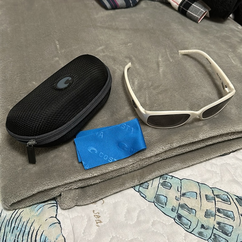 COSTA DEL MAR VELA VL 25 white sunglasses with case